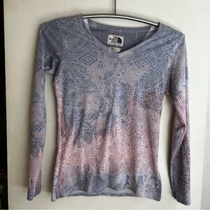 The North Face Women’s Long Sleeve V-Neck top shirt tee. Mauve pink. Size Small.
